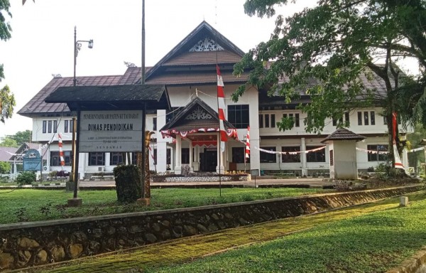 Ramai diperbincangkan digroup Whatsapp kalangan kontraktor dugaan adanya persekongkolan dalam lelang proyek Dinas Pendidikan dan Kebudayaan Kab. Kubar