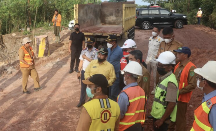 Warga dan Perusahaan Bersinergi Perbaiki Jalan di Karangan