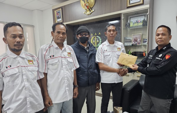 KTP Kec. Anggana, resmi menyampaikan Laporan Pengaduan, terkait Dugaan Tipikor proyek Pembangungan PLTS Komunal di Desa Tani Baru ke Kejaksaan Tinggi Kaltim.